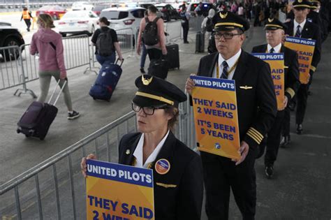 United pilots picket for higher pay ahead of summer season