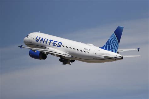United plans to hire 15,000, including 2,300 in Denver