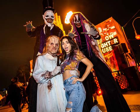 Universal studios horror night. Sep 5, 2023 ... Who is Halloween Horror Nights for? ... This event was created with the horror fan in mind. And while Universal recommends attendees be 13 years ... 