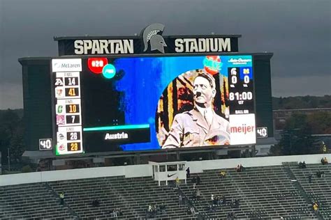 Universidad de Michigan se disculpa por mostrar una foto de Hitler en una pantalla antes de un partido de fútbol
