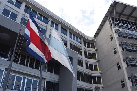 La Universidad de Costa Rica se fundó en 1940 y es una de las cinco universidades públicas del país y una de las más prestigiosas de Latinoamérica.. 