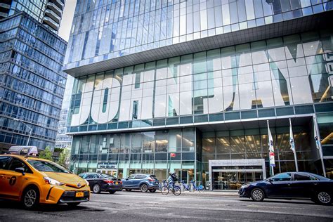 Universidad john jay. Located in John Jay on the first floor. Food service is continuous during operational hours, with specific meal items served at the following times: Breakfast: 9:30 a.m. - 11:00 a.m., with breakfast items available at the grill until 2:00 p.m. Lunch: 11:00 a.m. - 2:30 p.m., Pasta, Fusion, and Salad Stations remain open. 