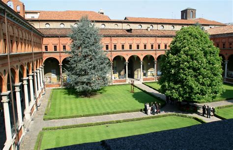 Parte externa da universidade em Milão. A 