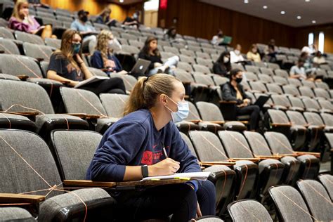 Nov 18, 2020 · University honors programs may provide a small-class – and a small-college – environment as well. Smaller colleges might also feature large lecture-style classes, especially in introductory subjects. Students often think that small colleges have limited social scenes, research opportunities or academic offerings. .