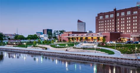 Hotel in Country Club Plaza Area, Kansas City (0.9 miles from The University of Missouri-Kansas City) This hotel is 7 miles from Kansas City and 6 miles from the University of Missouri. The historic hotel features a gym, business center and rooms with a flat-screen TVs.. 