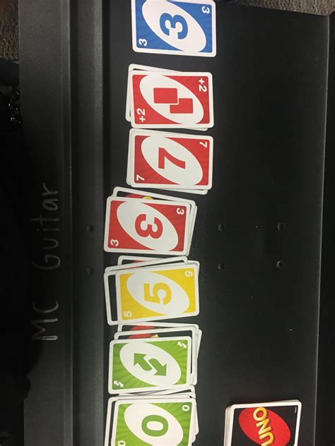 UNO wird mit 2 oder mehr Spielern unter Verwendung eines benutzerdefinierten, vereinfachten Kartendecks gespielt. Insgesamt gibt es 108 Karten in einem UNO-Deck. Zahlenkarten (80 im Deck, 20 von jeder Farbe) Karten mit einer Zahl von 0 bis 9. Jede Zahl kommt zweimal in einer Farbe vor, und es gibt vier Farben (rot, grün, blau, gelb)..