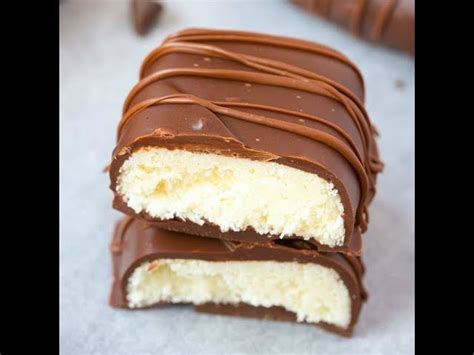 Upplev  ett  underbar kombination  från choklad & hallon  inom vår goda Ruby chokladtårta  tillsammans ruby chokladmousse  samt tårtbotten smaksatt  tillsammans med mandelmassa.