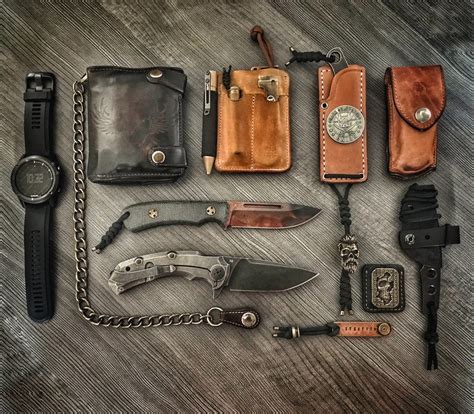 Urban edc. What is urban EDC? Urban EDC is Every Day Carry designed for those who dwell in cities. Survival is a must, no matter if it's in the middle of nowhere or on a busy street. Urban EDC also reflects being able to pack the most useful items in as little space as possible. 