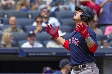 Urias become first Red Sox to hit grand slams on consecutive pitches, Boston beat Yankees 8-1