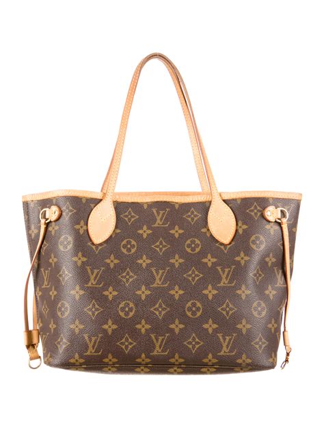 Discover Louis Vuitton Pochette Métis: With its on-trend satchel silhouette, the Pochette Métis bag has become an object of fashion desire. This compact, go-everywhere model in the House’s Monogram canvas features a distinctive S-lock closure with a polished gold-tone finish. Versatile and unexpectedly roomy, it is fitted with a chic top handle and a …. 