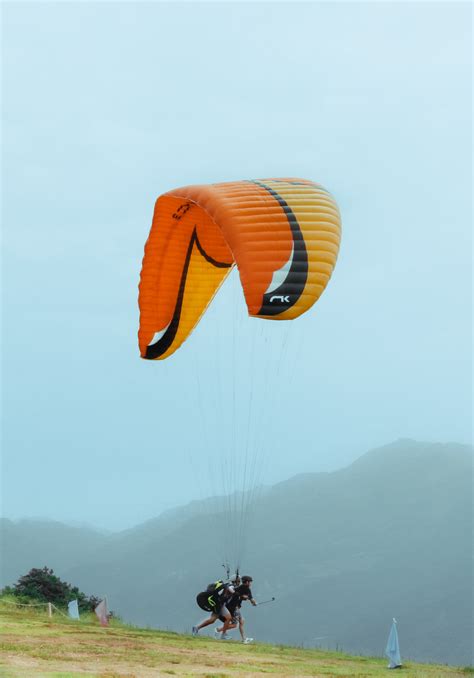 Use of Parachutes in Gliding
