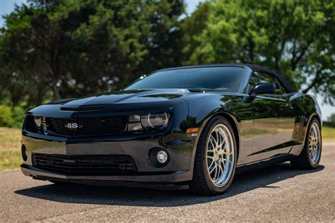 According to U.S News & World Report, a 2014 Chevrolet Camaro with a V6 engine has 323 horsepower. This Camaro is the base model and has the average gas mileage for muscle cars of ...