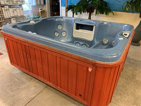 Used hot tubs. There are several factors, which affect the price of used hot tubs. A good rule of thumb for relatively recent models on the used market is to expect to pay around 50% of the cost of a brand new hot tub of similar specification. Although this may sound too good to be true, bear in mind the seller's alternative is … 