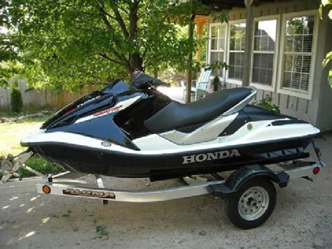 When it comes time to sell your jet ski, the most convenient way to sell it is to a dealership. If you're considering selling your jet ski privately, be prepared for a lot of work and hassle. To do it right, just follow these steps one by one: Make sure the jet ski works properly. Give it a thorough cleaning and polishing.