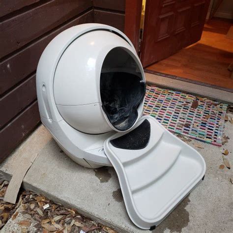 Used litter robot. Litter-Robot 4 is equipped with a carbon filter that is installed on the outside of the globe. OdorTrap® Packs may be also be used instead of the carbon filter. When the globe is in the Home position, the filter sits directly over the waste drawer to absorb odors. 