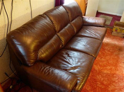 Used sofa leather. 3. Allow the leather to dry overnight. To ensure that the leather is completely clean and dry before conditioning, let the leather rest in a dry place overnight. 4. Wipe away any cleaning residue. After your leather has rested, wipe away any excess cleaning residue with a dry cloth. 5. 