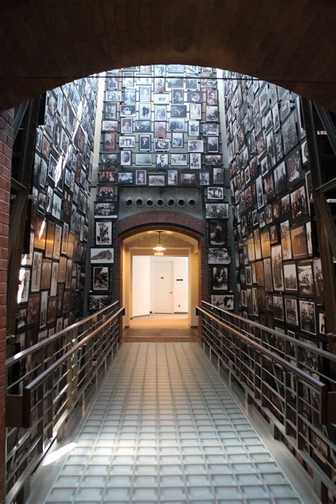 Ushmm - Jul 25, 2023 · Americans and the Holocaust. This exhibition examines the motives, pressures, and fears that shaped Americans’ responses to Nazism, war, and genocide. Takes 1 hour.