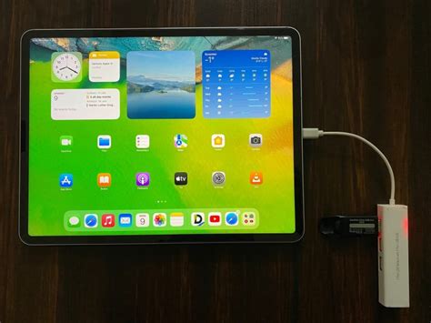 Using a flash drive with an iPad (before iOS 13)