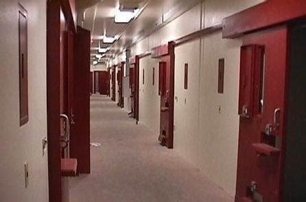 ADX Florence. A Penitenciária dos Estados Unidos, ADX ( Administrative Maximum Facility) é uma prisão federal americana de segurança supermáxima para detentos do sexo masculino localizado no Condado de Fremont, Colorado. [ 3][ 4] É conhecido não oficialmente como ADX Florence, Florence ADMAX, ou o " Alcatraz das Montanhas Rochosas". [ 5 .... 