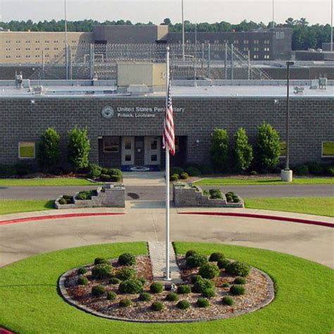 Pollock, LA 71467, tres (3) millas al oeste de Pollock, Luisiana, saliendo de la Carretera 165. La construcción de la USP Pollock, una institución de alta seguridad con alojamiento para 1536 reos, se completó en enero de 2001. También hay un Campamento Penitenciario Federal de mínima seguridad bajo la autoridad de la USP.. 