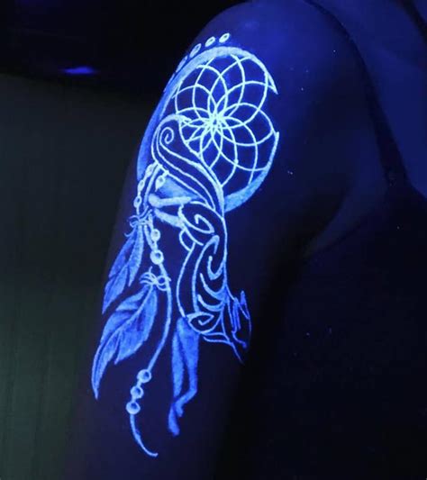 Uv light tattoo. Because tattoos artists no longer use ink with phosphorus to achieve the glowing effect, glow-in-the-dark tattoos are now generally considered just as safe as a normal tattoo. To replace the chemically dangerous pigments, glow-in-the-dark tattoos are now created using ink that is reactive to UV light. 