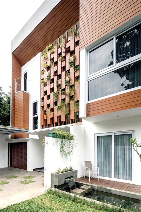 Vertical Garden Hidupkan Fasad Rumah Pejaten - balustradellc