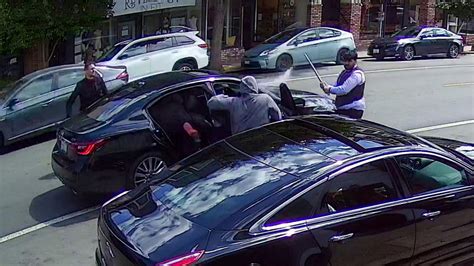 VIDEO: People with batons smash car windows of Oakland armed robbers