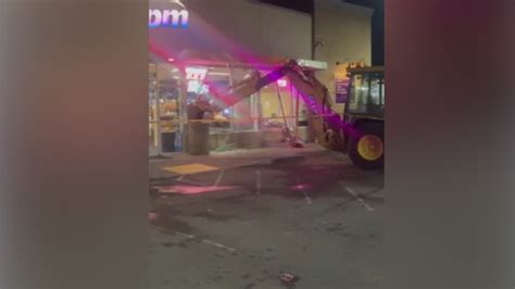 VIDEO: Thieves use backhoe to break into Oakland convenience store