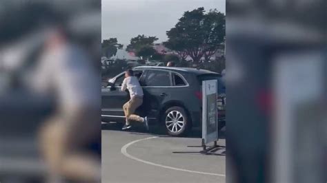 VIDEO: Tourists chase car in attempt to get items back after car break-in