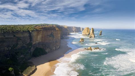 View of a coastal city with cliffs and ocean shoreline along the ... - balustradellc