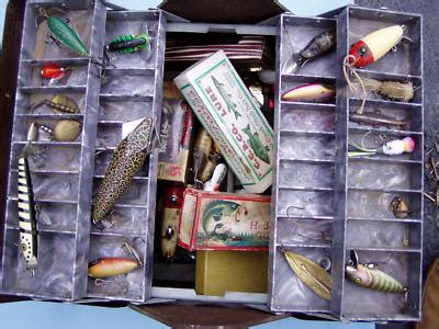 VINTAGE PHILSON TACKLE BOX WITH ORIGINAL OLD LURES