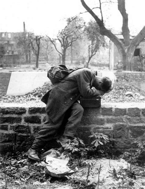 VTG. 1945 PHOTOGRAPH Of “SOLDIER RETURNING HOME TO …