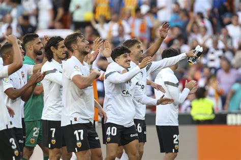 Valencia closer to avoiding drop with win over Madrid; Vinícius again targeted with racist abuse