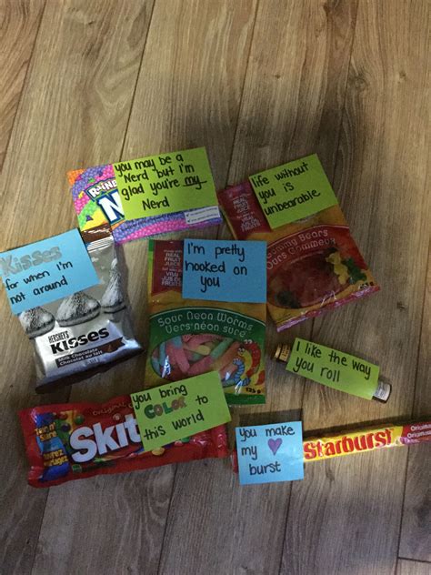 Valentines candy puns. Candy puns for boyfriend - poems and sayings to copy as a first Valentines gift for him, a cute birthday note, candy bar care package - cheap homemade gifts with fun sayings #candypunsforboyfriend #diyvalentinegiftsforboyfriend #candygifts #giftideas #holidays #notesforboyfriend 