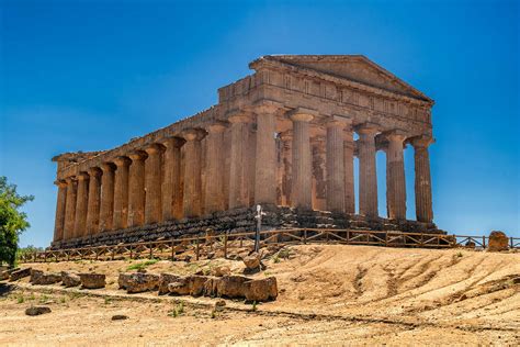 Valle dei templi. Obecnie w Dolinie Świątyń znajdziemy świetnie zachowane ruiny pięciu świątyń oraz inne pozostałości budowli m.in. teatru, gimnazjum, nekropolii. W 1997 roku Valle dei Templi została wpisana na listę światowego dziedzictwa UNESCO. Dolina Świątyń znajduje się ok. 3 km od miasta Agrigento, na południu Sycylii. 
