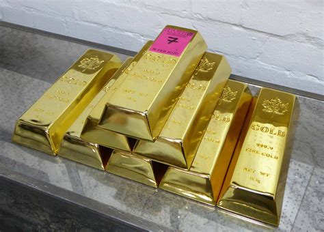 It’s about the size of a regular brick. However, the kind of gold bar you would buy for your portfolio doesn’t weigh that much. For instance: A 1-oz. gold bar weighs 1.097 ounces (0.0685 pounds). That’s about the weight of a slice of bread. A 10-oz. gold bar weighs 10.97 ounces (0.685 pounds). That’s about the weight of a grapefruit.