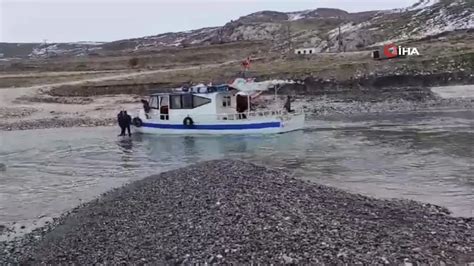 Van’da balıkçı tekneleri limanda mahsur kaldı