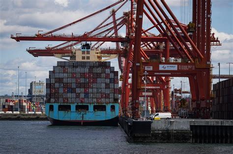 Vancouver port traffic dips in 2022, hinting at economic slowdown to come