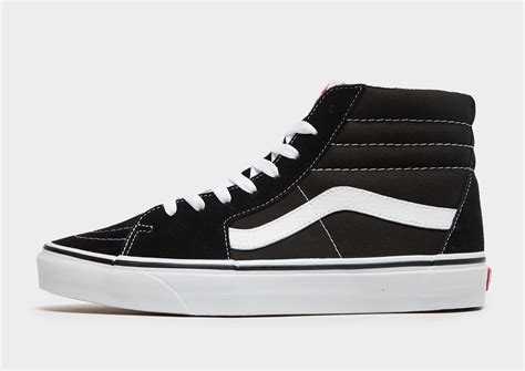 Vands. Utilizing Paul and James’ experience with the Randolph Rubber Manufacturing Company over 10 years earlier, Vans came up with the #95. Now known as the Era, the model was released on March 18, 1976, and featured a padded ankle collar, a diamond waffle sole and the company’s now famous “Off the Wall” logo. 