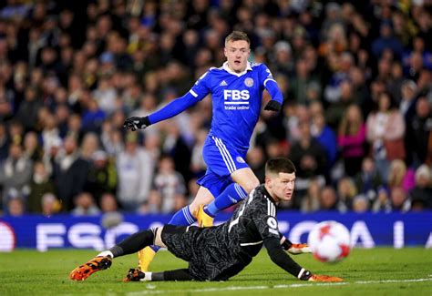 Vardy scores late for Leicester in 1-1 draw with Leeds