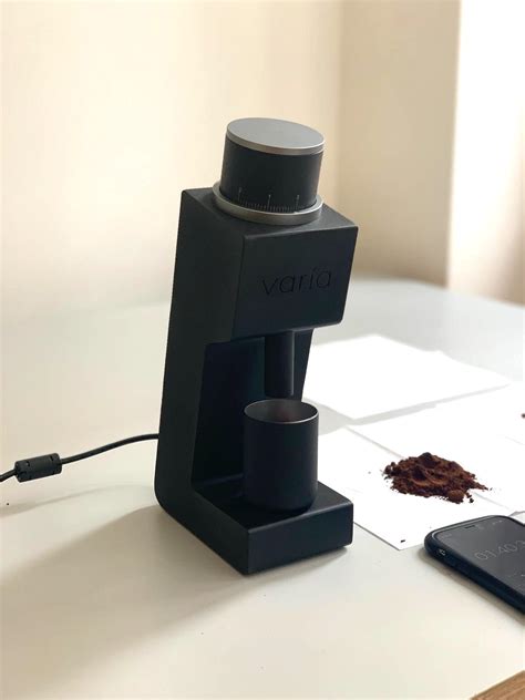 Varia vs3. The Varia VS3 (Varia Stepless 38mm) Electric Grinder features a refined user experience, CNC machined precision parts, a 76.5° acute angle geometry, and precision stepless grind adjustments. With its fine pitched burr thread and stepless adjustments, there is no need to purge the grinder between different grind settings … 