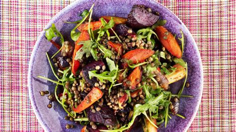 Varva  rotfrukt,  krydda  samt  fett  inom formen.