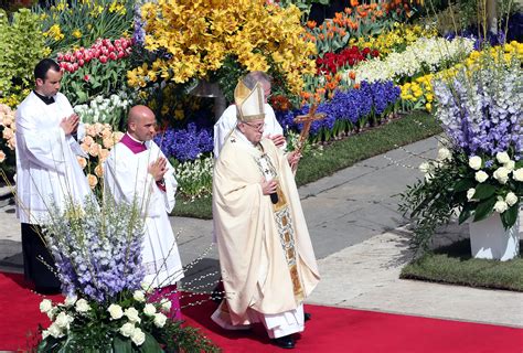 Vatican celebrates Easter Sunday, Pope calls for world peace