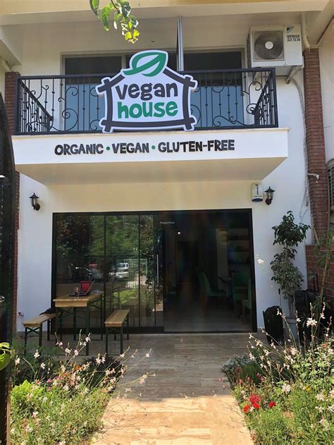 Vegan house. The Vegan House is three narrow stories tall, and includes communal kitchen and dining areas, dorm style bedrooms and a master bedroom, in addition to a rooftop sanctuary. Related: Retractable ... 