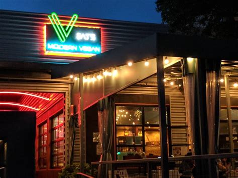 Vegan restaurants dallas tx. Address. 3110 Windsor Rd, Austin, TX 78703, USA. Phone +1 512-524-1800. Web Visit website. Billed as “the world’s first plant-based gastropub,” The Beer Plant in Austin serves scrumptious bar food like chorizo-loaded fries, crab cakes, eggplant parm, and chicken and waffles—all of which pair nicely with the 40 craft brews on tap. 