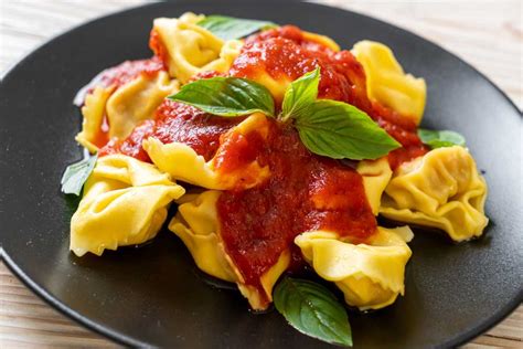 Vegan tortellini. Die veganen Tortellini mit Käsefüllung und Tomatensoße sind nicht nur ein Gaumenschmaus, sondern auch wunderbar praktisch. Nach der Zubereitung kannst du … 