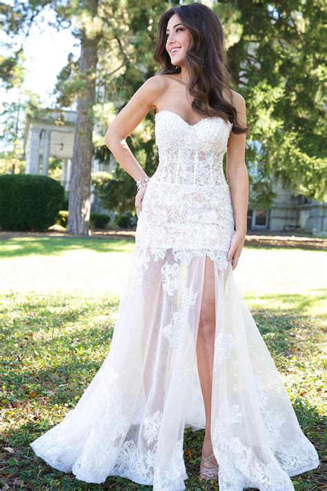 Vegas wedding dress. On your wedding day you want to look your best. However, designer dresses can cost over a thousand dollars at retail price, and more often than not, once the wedding is over, the d... 