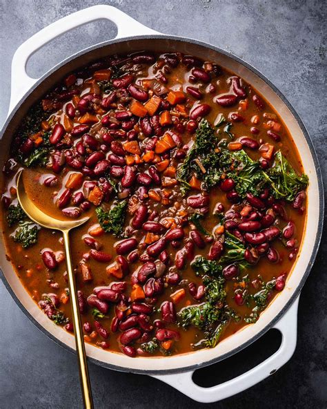 Vegetarian bean recipes. Bean Recipes. Beans are an incredibly versatile ingredient for keeping in your vegetarian kitchen! Our favorites for easy weeknight cooking are black bean, kidney, and pinto beans. Here are a bunch of our favorite vegetarian bean recipes! Variety Guide. 