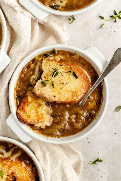 Vegetarian onion soup. Raise the heat and bring the mixture to a boil, then cover the pot, reduce heat and cook gently for 25 minutes. When the soup is cooked remove the pot from heat, then remove the bay leaves. Blend about 1/3 … 