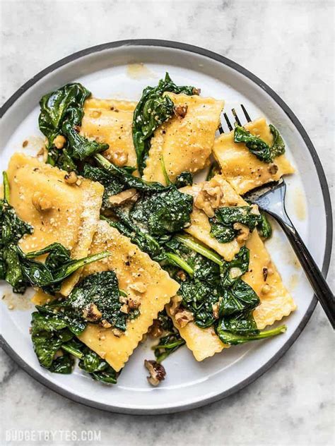 Vegetarian ravioli. Generally, a party host should get between 1/4 to 1/3 of a pound of deli meat for each guest. For 100 people, this translates to between 25 and 33 pounds of cold cuts. Additionally... 